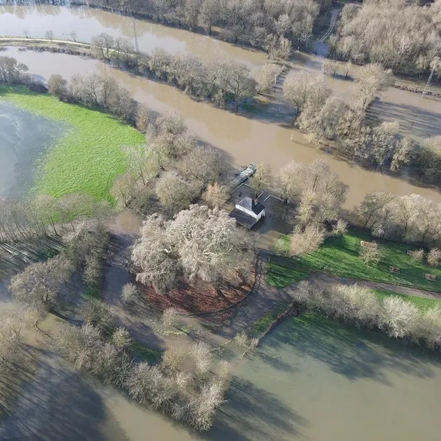 photo l’île saint-aubin méconnaissable et évidemment inaccessible, entourée par les eaux.  ©  thierry huguenin/ouest-france