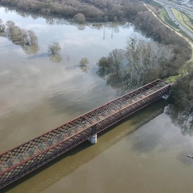 photo à la confluence de la mayenne, de la sarthe et de la maine, le pont de segré, près de l’île saint-aubin, semble avoir les « jambes » coupées. mais pas de quoi impressionner les kayakistes du dimanche !  ©  thierry huguenin/ouest-france