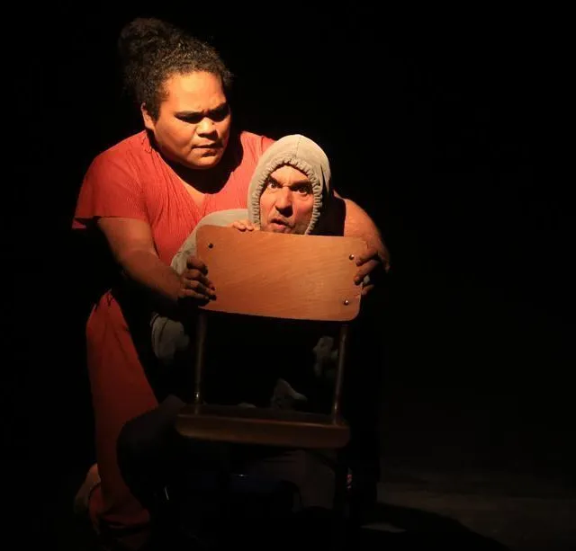 photo dans la pièce barrage, laurence bolé interprète, dans un duo saisissant de justesse aux côtés du comédien stéphane piochaud, les heures sombres des émeutes de 2024.  ©  jérôme dominé