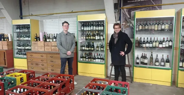 photo  julien thomas, commissaire-priseur (à droite) en compagnie de clément rivière, son collaborateur, au sein de la salle des ventes transformée en véritable cave.  &copy;  ouest-france 