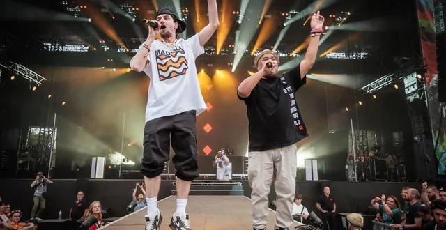 photo  les mcs blabbermouf et troy berkley avec le groupe l’entourloop en concert au festival la nuit de l’erdre (loire-atlantique) en juillet 2025.  &copy;  archives simon torlotin / ouest-france 