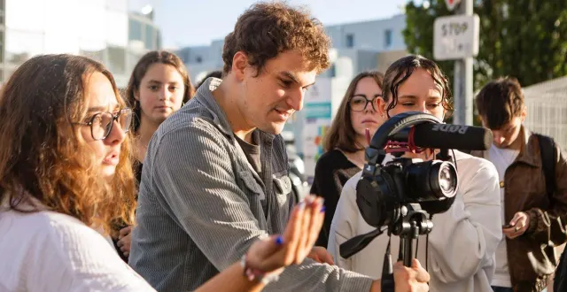photo  valentin belarbi, aide-réalisateur et chloé mornet lors du tournage du court-métrage « dans l’ombre des rires ».  &copy;  jeanne bonnet 