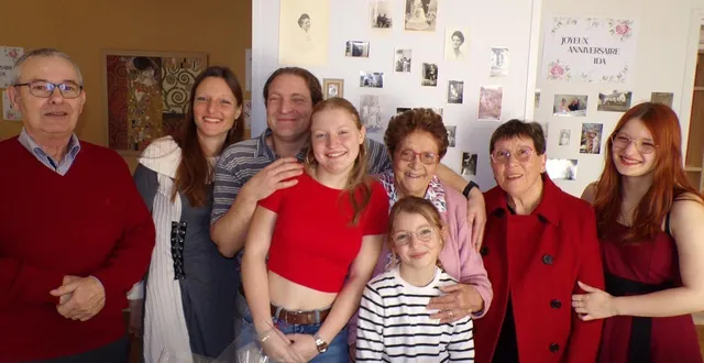 photo  ida hodcent, 5e en partant de la gauche, a eu l’heureuse surprise de fêter ses 100 ans avec ses arrières petites-filles.  &copy;  le maine libre 