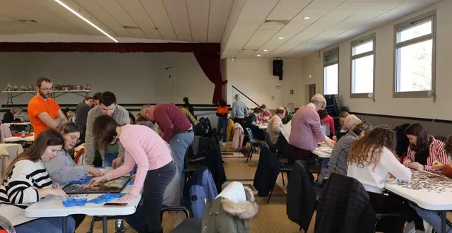 photo  tout au long de la journée, près de soixante équipes se sont rassemblées, dimanche  8 février 2026, à la salle édith-piaf, pour participer à la première édition du concours de puzzle, organisée par le comité des fêtes de mulsanne.  &copy;  ouest-france 