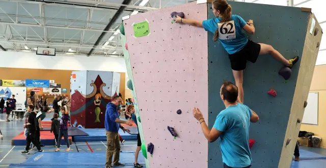 photo  le gymnase du lycée raphaël-élizé s’est transformé en un grand terrain de jeu pour une centaine de jeunes escaladeurs de toute la sarthe, dimanche 8 février 2026, à sablé-sur-sarthe.  &copy;  ouest-france 