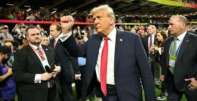 photo  donald trump, le 9 février 2025, au superbowl à la nouvelle-orléans. cette année, il n’y sera pas : face à une mauvaise opinion croissante, il a mis en cause les artistes bad bunny et green day choisis pour l’évènement.  &copy;  roberto schmidt, afp 