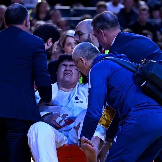 photo la détresse de julia tolofua lors de la finale.  ©  afp / julie sebadelha