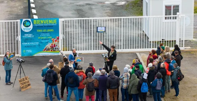 photo  environ une quarantaine d’adhérents de l’association ac de vagues se sont rassemblés devant l’aquarium de talmont-saint-hilaire où est prévu le projet de surf park.  &copy;  franck dubray, ouest france 