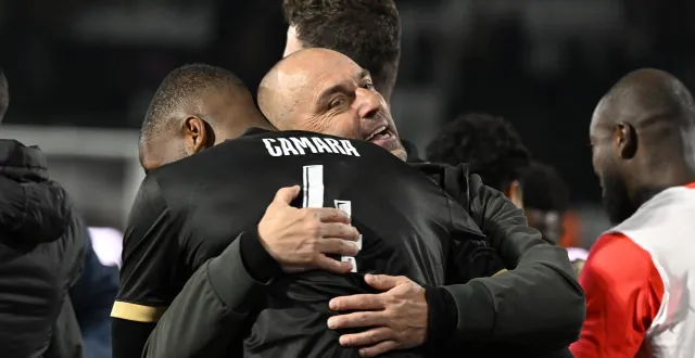 photo  alexandre dujeux et ousmane camara peuvent s’étreindre : le sco a basculé dans la première partie de tableau en ligue 1.  &copy;  marc ollivier/ouest-france 