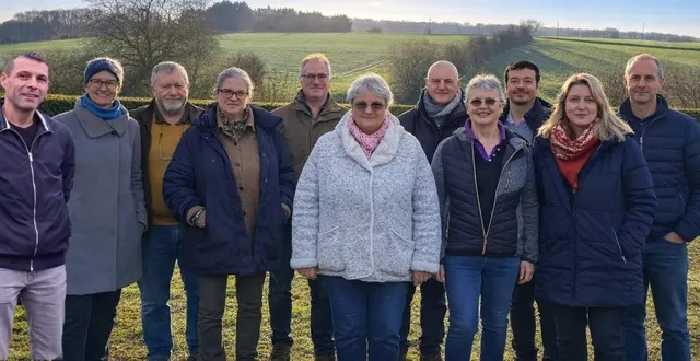 photo  la maire sortante, isabelle david, présente ses colistiers.  &copy;  isabelle david 