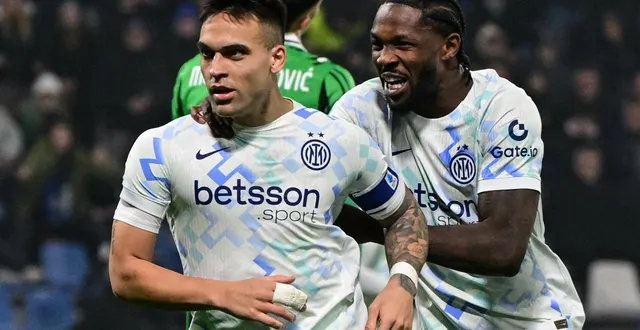 photo  marcus thuram (à droite) et lautaro martinez ont écrasé sassuolo, dimanche 8 février.  &copy;  piero cruciatti / afp 