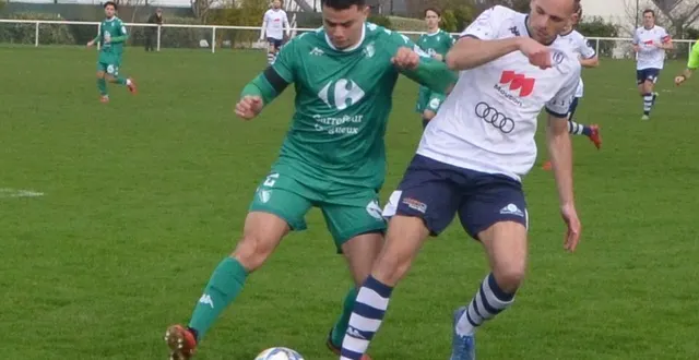 photo  le langueusien chihaby (à gauche) s’oppose au visiteur delaunay.  &copy;  ouest-france 