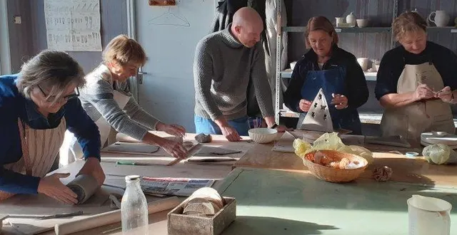 photo  jean baptiste piot, au centre, conseille les personnes qui prennent des cours hebdomadaires de modelage.  &copy;  ouest-france 