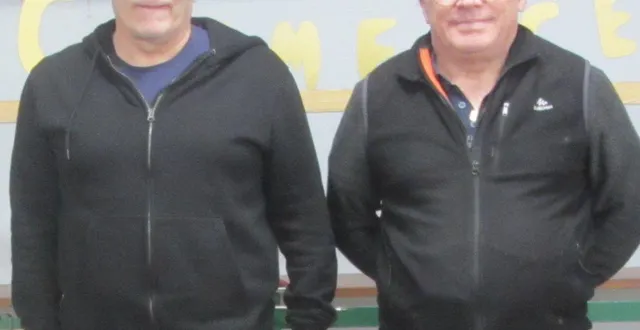 photo  dominique luc et denis jamier, responsables au commerce du 20e challenge communal.  &copy;  ouest-france 