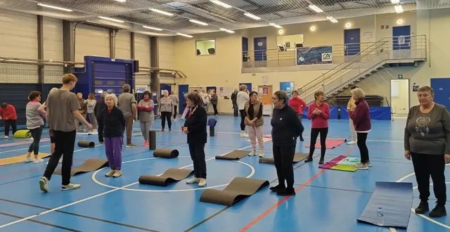 photo  coup d’essai pour l’association sport, loisir, détente qui lançait, vendredi après-midi, son activité « gym douce, entretien corporel ». pas moins de vingt-huit femmes et hommes étaient au rendez-vous, accueillis par la présidente, catherine osmont : « c’est une belle participation, un peu inattendue. tout s’est très bien passé, dans une super ambiance. les différents exercices proposés par lucas, notre encadrant, ont convenu à tout le monde. une dizaine d’inscriptions supplémentaires ont été enregistrées ! » alors, l’idée d’ouvrir un deuxième cours en soirée, le jeudi (de 20 h à 21 h 30), a fait son chemin. lancement prévu le jeudi 5 mars, à la maison des sports communale (le boulai). le vendredi, la séance est de 14 h 30 à 16 h. pour participer, aucune cotisation spécifique n’est nécessaire, seulement l’adhésion annuelle à l’association, d’un montant de 20 €.  &copy;  ouest-france 
