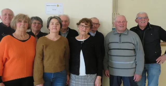 photo  de g à d, derrière : jean-claude legay, marie-andrée chereau, roger hamelin, yves trudelle. devant : gisèle picard, évelyne corre, madeleine hamelin, bernard hamelin et rené foulard.  &copy;  le maine libre 