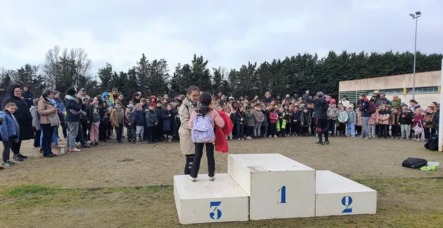 photo  tout le monde a bien couru, les podiums étaient annoncés par sandra linais, enseignante de cm2, les médailles elles étaient remises par marion verglas, la directrice  &copy;  le maine libre 