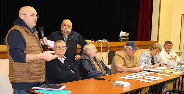 photo  le bureau avec dominique covemaeker, maire de marigné-laillé et olivier guillerme, membre de la fédération départementale.  &copy;  le maine libre 