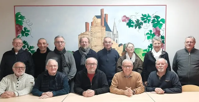 photo  le nouveau bureau de la société la paix au complet.  &copy;  co 