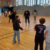 photo  « dans le cadre de l’opération basket école, nos élèves se retrouvent pour pratiquer le basket au cours de deux séances, avec anthony crochard, éducateur sportif », explique laura adamo-bertrand, cheffe d’établissement de l’école saint-pierre de thouarcé. c’est ainsi, que vendredi après-midi, une vingtaine de cm1 et cm2 se sont défoulés, en répétant les efforts, pendant une bonne heure, lors de différents ateliers mis en place dans la salle du layon. 
