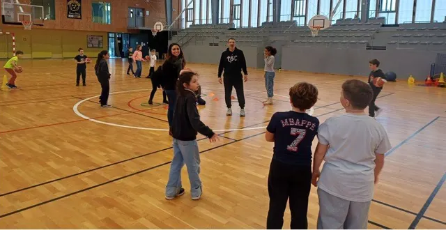 photo  « dans le cadre de l’opération basket école, nos élèves se retrouvent pour pratiquer le basket au cours de deux séances, avec anthony crochard, éducateur sportif », explique laura adamo-bertrand, cheffe d’établissement de l’école saint-pierre de thouarcé. c’est ainsi, que vendredi après-midi, une vingtaine de cm1 et cm2 se sont défoulés, en répétant les efforts, pendant une bonne heure, lors de différents ateliers mis en place dans la salle du layon.  &copy;  co 