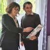 photo  en compagnie d’une cliente, sébastien morata, mandataire immobilier. 