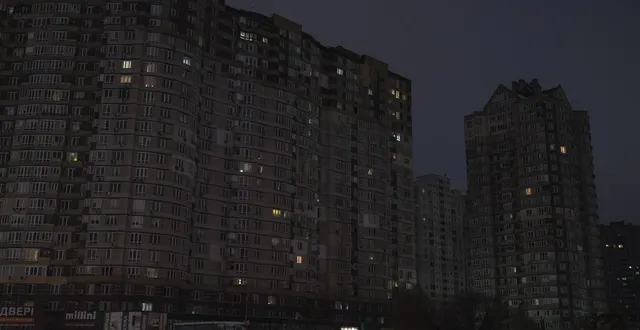 photo  des immeubles de kiev restent sans électricité ni chauffage à la suite d’attaques russes sur les infrastructures énergétiques ukrainiennes, le 8 février 2026.  &copy;  maxym marusenko / nurphoto via afp 