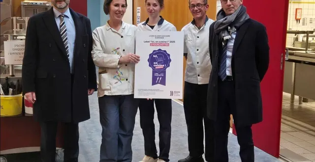 photo  la remise du label « 2 fourchettes » par la région aux responsables de la restauration du lycée olivier-guichard.  &copy;  région pays de la loire 