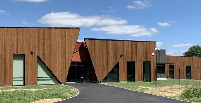 photo  l’implantation du bâtiment a été pensée afin qu’il s’intègre au mieux sur cette parcelle, en prenant en compte la présence de zones humides.  &copy;  noras 