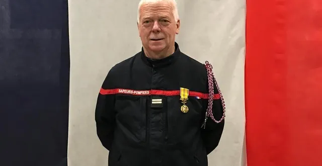 photo  thierry boulay a été décoré d’une médaille pour ses quarante ans comme pompier volontaire.  &copy;  le maine libre 
