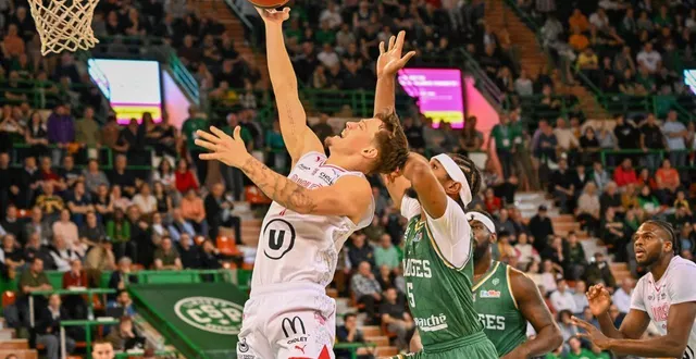 photo  nathan de sousa (12 points) a été précieux en fin de match.  &copy;  photopqr/populaire du centre/maxppp 