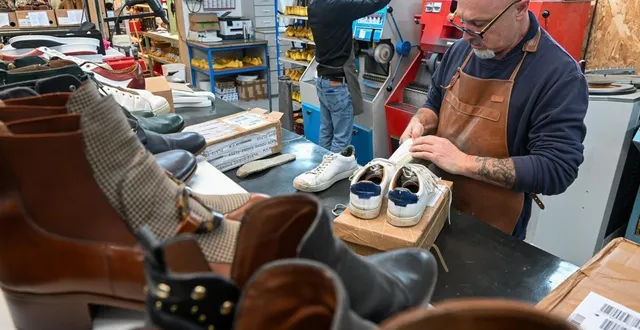 photo  des dizaines de milliers de chaussures vendues par la plateforme claquettes market sont passées par la manufacture d’éram, à montjean-sur-loire.  &copy;  archives co - laurent combet 
