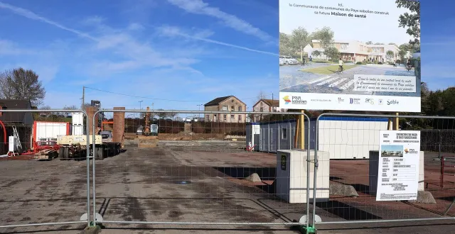 photo  le chantier de la maison de santé pluriprofessionnelle a commencé depuis janvier 2026, rue saint-denis, à sablé-sur-sarthe, près de la gare.  &copy;  ouest-france 
