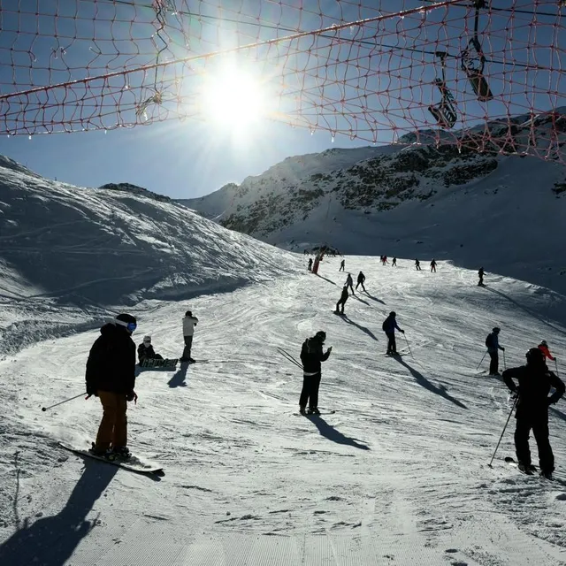 photo habituée à accueillir des compétitions de para-ski, la station de tignes est l’une des plus handi-accueillantes de france.  ©  jeff pachoud/afp