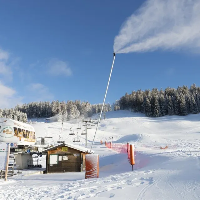photo la station des rousses, dans le jura, est l’une des rares stations accessibles pour les personnes en situation de handicap.  ©  hans lucas via afp
