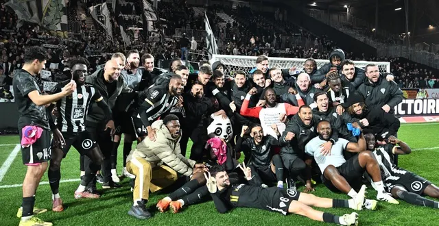 photo  la joie des angevins qui font la fête sur la pelouse de raymond-kopa : le sco est neuvième de ligue 1.  &copy;  marc ollivier/ouest-france 