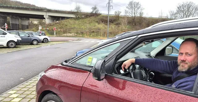 photo  cédric se garait auparavant sous le pont de l’a13 pour covoiturer avec un collègue. il profite depuis deux ans de l’aire installée au pied de l’autoroute.  &copy;  ouest-france 