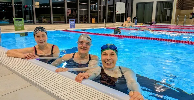 photo  la ferté-bernard, mardi 3 février 2026. eliane, nathalie et véronique prennent des cours de natation chaque semaine.  &copy;  le maine libre 