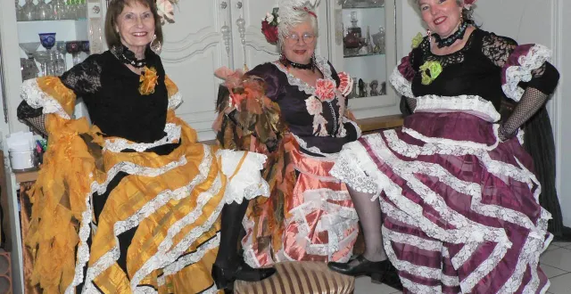 photo  la joyeuse troupe propose des spectacles colorés de french cancan, de danses de la belle époque et de reconstitutions historiques.  &copy;  ouest-france 