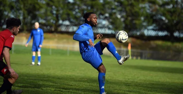 photo  alain giresse kanga fait apprécier son calme, sa technique de gaucher et son expérience au sein de la ligne médiane de l’as lac de maine.  &copy;  co - benjamin bénéat 