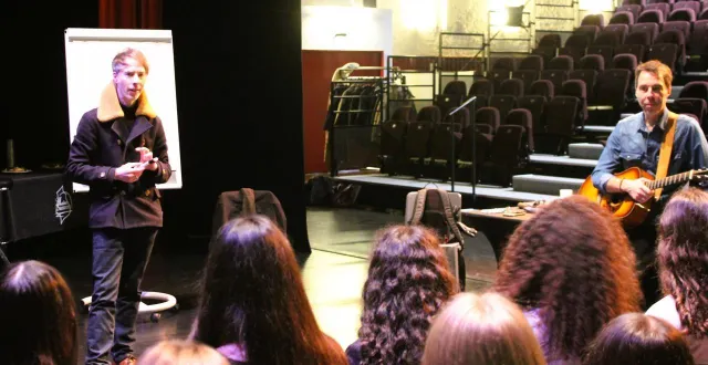 photo  le duo archimède est allé à la rencontre des lycéens.  &copy;  le maine libre 