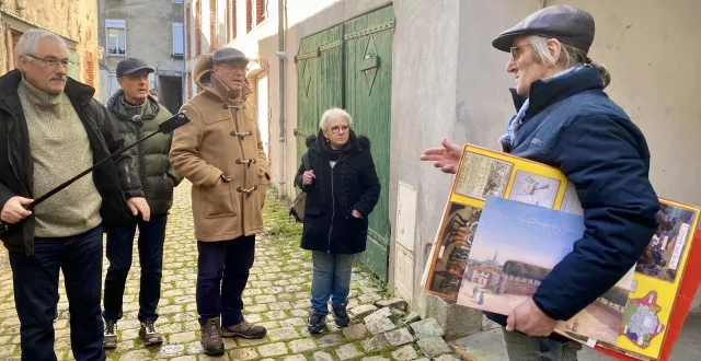 photo  cholet, mardi 3 février. les membres de cholet vidéo ciné son étaient en repérage dans le centre-ville, afin de dénicher un lieu de tournage approprié pour des scènes de leur prochain court-métrage. ils étaient accompagnés de michel lefort, historien local.  &copy;  co - julien sureau 