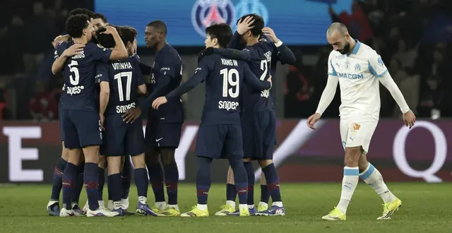 photo  l’olympique de marseille d’himad abdelli a coulé sur la pelouse du parc des princes.  &copy;  stephane de sakutin / afp 