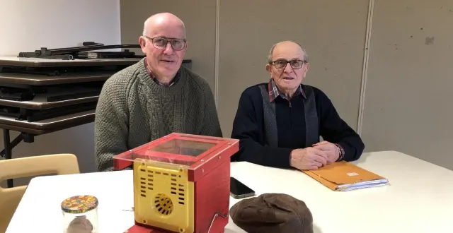 photo  à gauche, marcel hamard, apiculteur, piégeur de frelons asiatiques et destructeur de nids de frelons, accompagné d’albert chevalier, chasseur piégeur de nuisibles comme les rats musqués et ragondins. tous deux cherchent des successeurs.  &copy;  ouest-france 