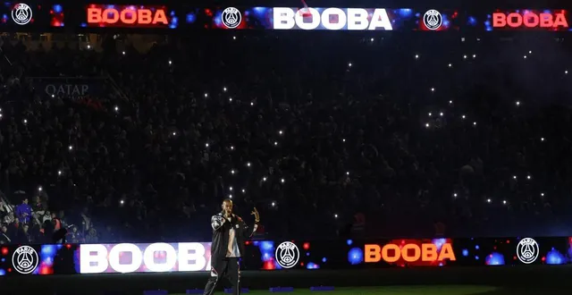 photo  le rappeur français booba s’est produit dimanche 8 février sur la pelouse du parc des princes avant le classique de ligue 1 entre le psg et l’om.  &copy;  geoffroy van der hasselt / afp 