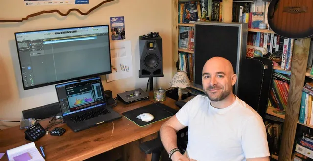 photo  jimmy péan, installé dans son home-studio privé, a trouvé sa voie comme ingénieur du son après avoir longtemps travaillé dans le secteur de la mécanique.  &copy;  ouest-france 