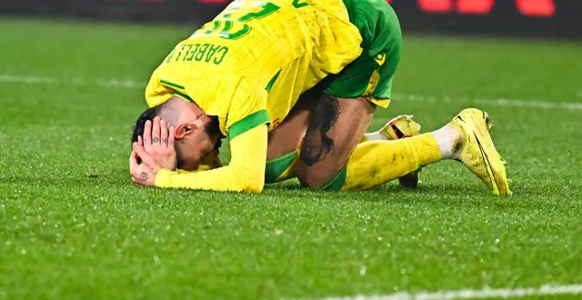 photo  le dépit de rémy cabella à la fin de la nouvelle défaite (0-1) à la beaujoire, contre lyon, samedi soir.  &copy;  franck dubray / ouest france 