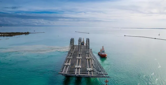 photo  le pont posé sur la barge et accompagné de remorqueurs au départ de montfalcone, en italie. le convoi s’est avéré trop fragile pour affronter la houle de l’atlantique.  &copy;  gael arnaud – cimolai 