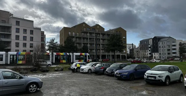 photo  angers, vendredi 6 février 2026. la parcelle sur laquelle angers habitat va construire 32 logements hlm est située au début de l’avenue des hauts-de-saint-aubin. elle accueille actuellement un îlot de stationnement très fréquenté par les riverains.  &copy;  co 