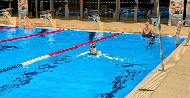 photo  à la ferté-bernard, le centre aquatique propose plusieurs sessions pour apprendre à nager.  &copy;  le maine libre 